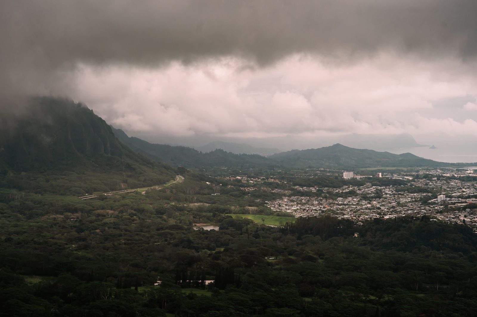 The green central Oahu plateau spreading out below the mountains